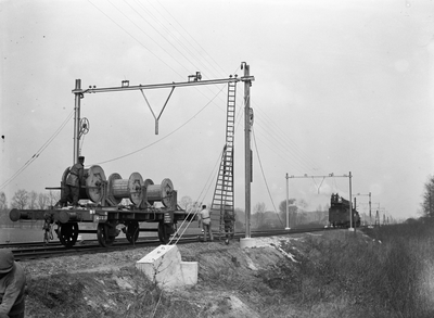 166426 Afbeelding van de werkzaamheden ( draadtrekken ) ten behoeve van de electrificatie van de spoorlijn tussen ...